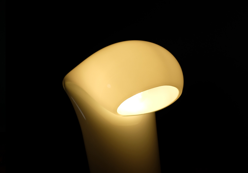 Lampe Bissa blanche par Gino Vistosi : Vue en angle du trou où va l'ampoule