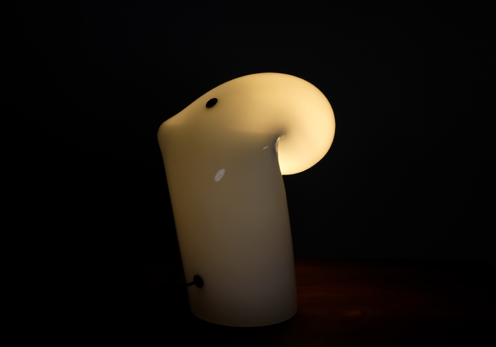 Lampe Bissa blanche par Gino Vistosi : Vue en angle de derrière