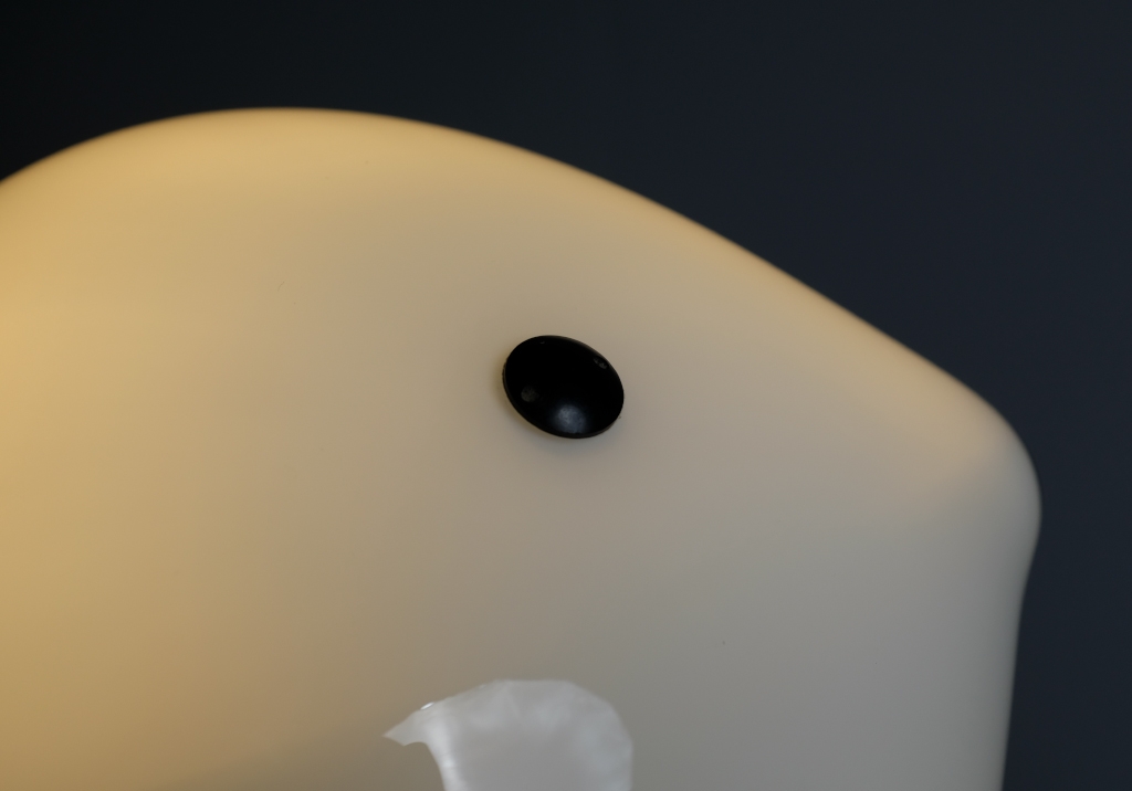 Lampe Bissa blanche par Gino Vistosi : détail du bouton métallique sur la tête de la lampe (qui permet de différencier les originaux des copies récentes)