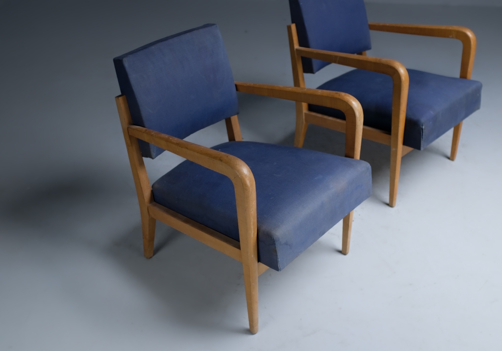 Fauteuils par Henry Jacques Le Même: paire de chaises en rangée diagonale