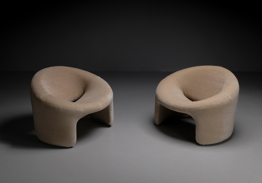 Bird's eye view of the two Montréal armchairs by Olivier Mourgue