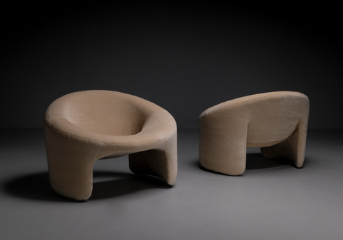 Vue d’ensemble des fauteuils Montréal de Olivier Mourgue : un fauteuil de face, l’autre de dos