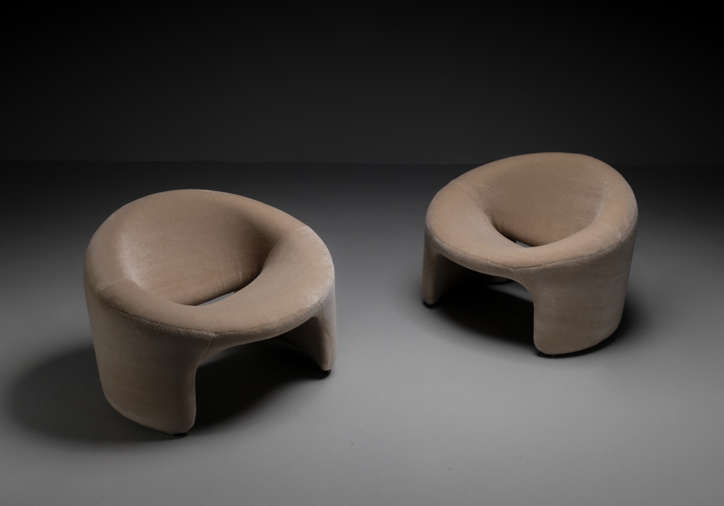 Vue plongeante des fauteuils Montréal de Olivier Mourgue : les deux fauteuils sont vus de face