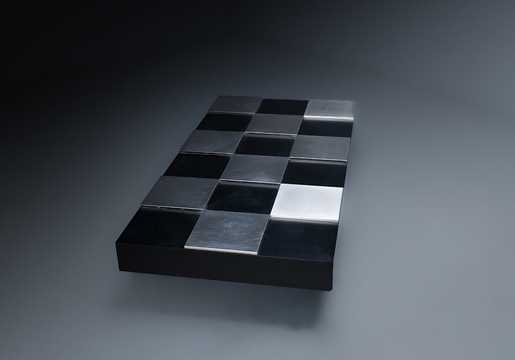 1970 Coffee Table in the Style of Willy Rizzo: general view of the table from its wide end