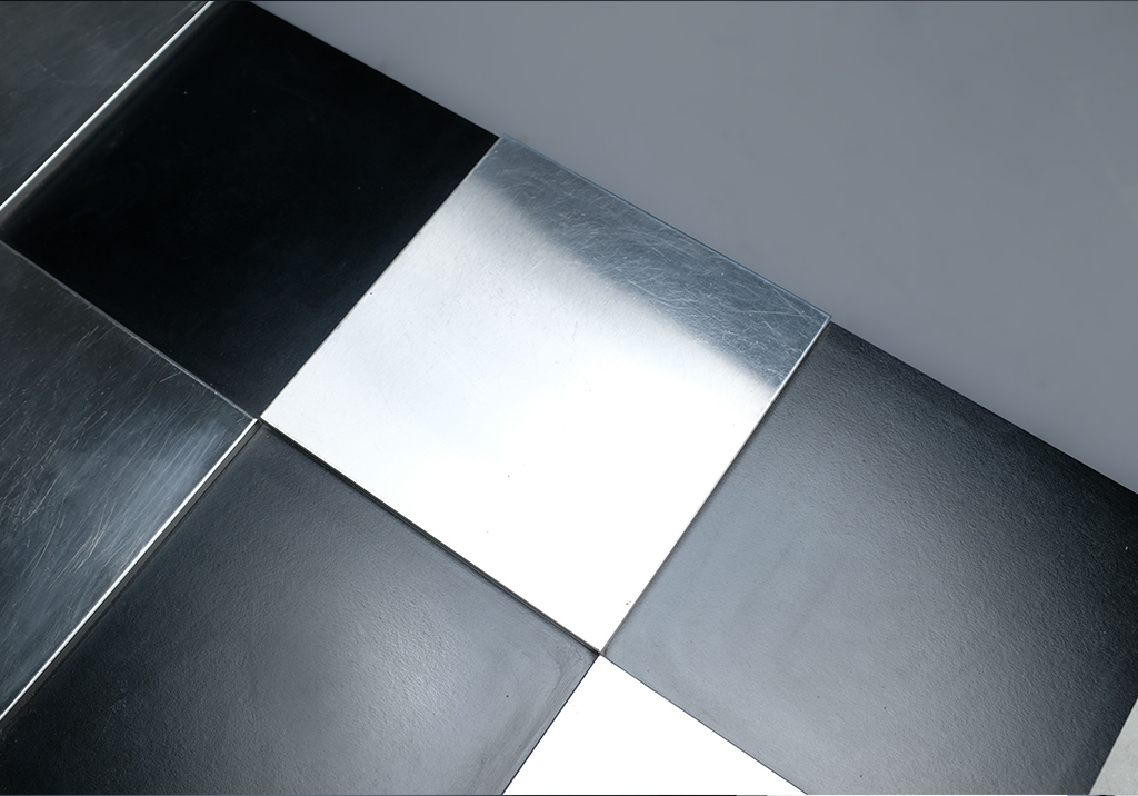 1970 Coffee Table in the Style of Willy Rizzo: detail of the chess pattern of one end of the table