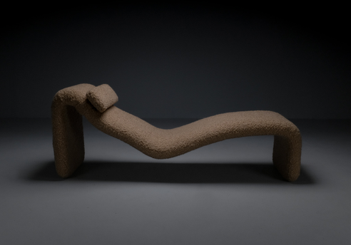 Djinn Chaise Longue by Olivier Mourgue: view of the chair from its left side in a dimly lit environment