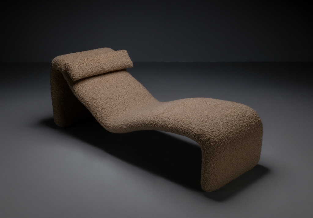 Chaise Longue Djinn by Olivier Mourgue: seen from an oblique angle, we can appreciate its ergonomic shape and the cozy fabric with which it is covered