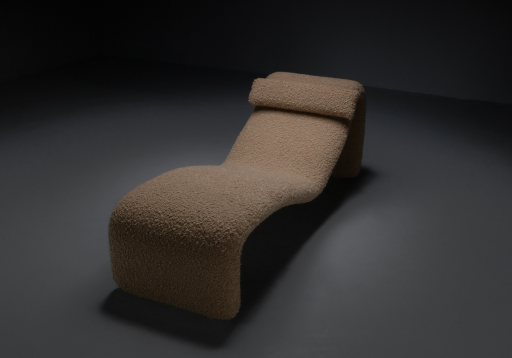Chaise Longue Djinn by Olivier Mourgue : view of the chair from an oblique angle