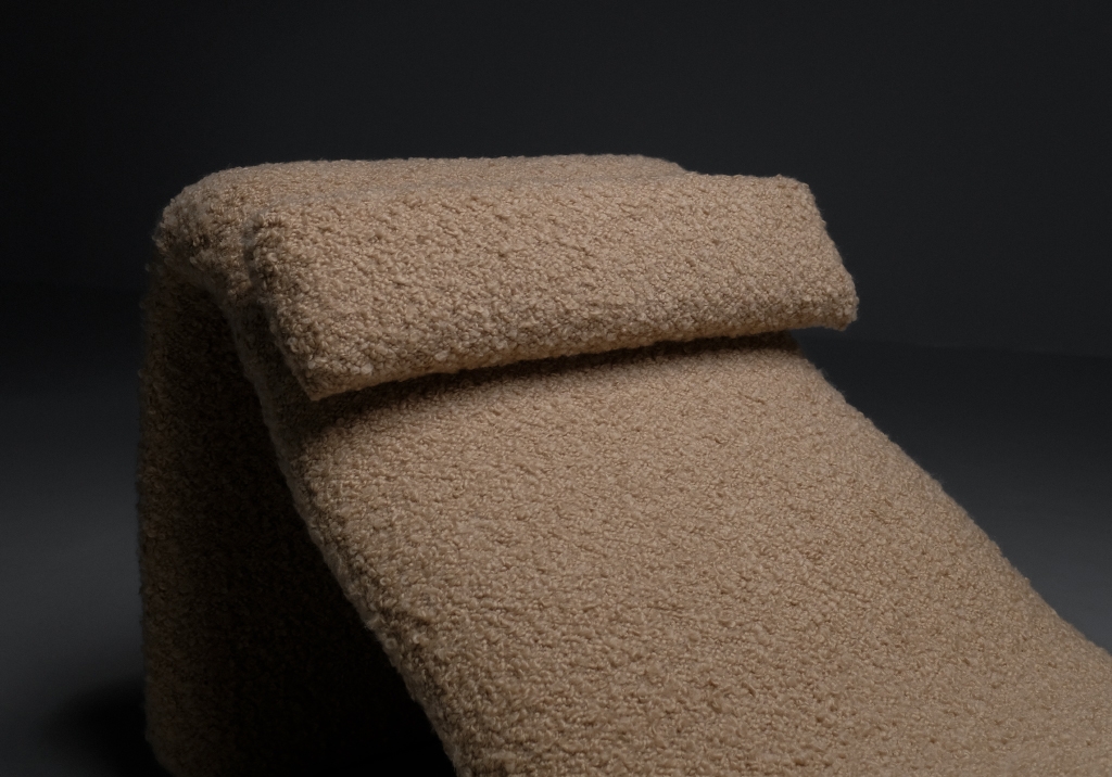 Chaise Longue Djinn by Olivier Mourgue : detail of the chair's backrest and pillow
