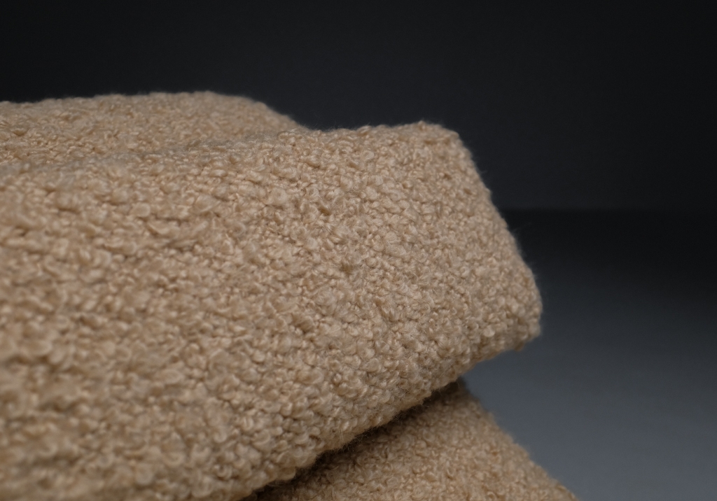 Chaise Longue Djinn by Olivier Mourgue: detail of the backrest pillow and the quality of the fabric by Pierre Frey