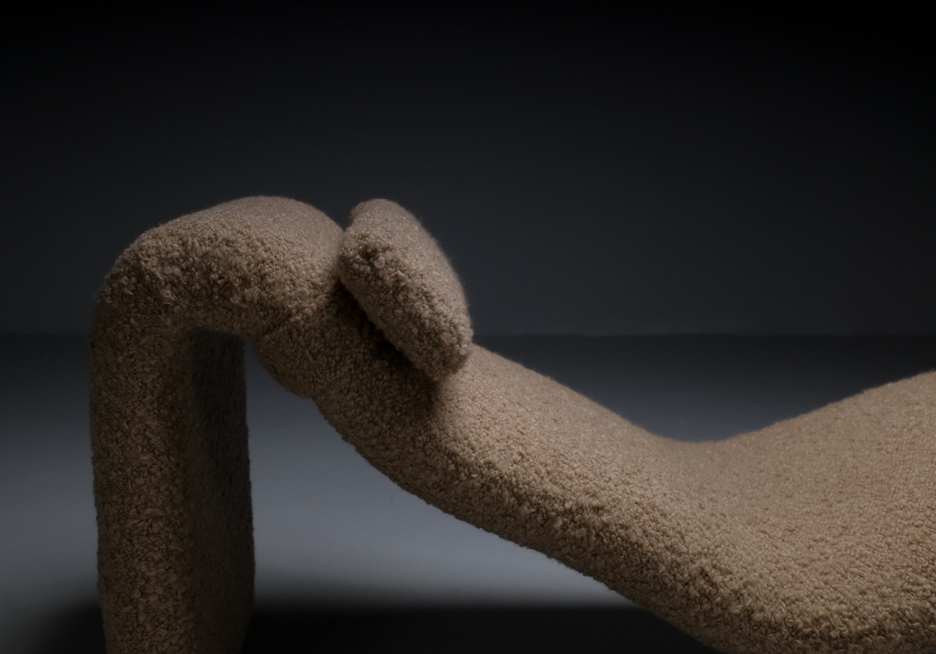 Chaise Longue Djinn by Olivier Mourgue: detail of the ergonomic shape of the backrest