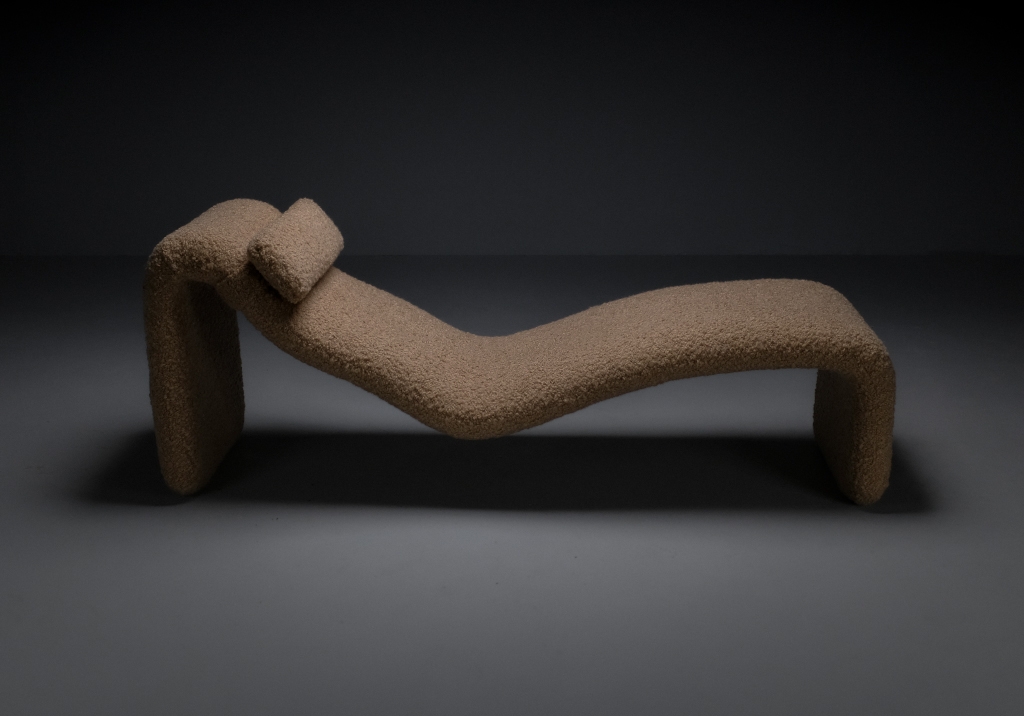 Djinn lounge chair by Olivier Mourgue: seen from an oblique angle, we appreciate its ergonomic shape and its cozy fabric