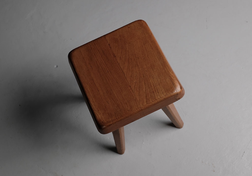 S01 stool by Pierre Chapo: View from above of the stool, detail on the seat