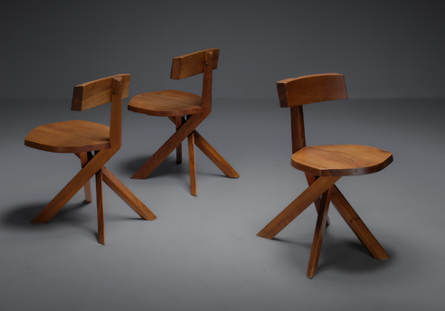 Chaises S34 par Pierre Chapo : Vue de l'ensemble de trois chaises, on en voit deux de dos, et une de face au premier plan