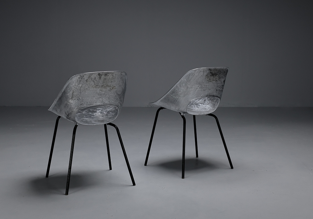 Aluminum chairs by Pierre Guariche: View of the back of the two chairs