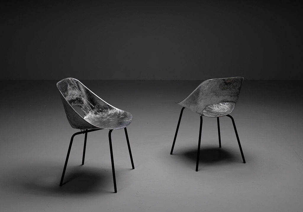 Chaises Aluminium par Pierre Guariche : Vue d’ensemble des chaises tulipe, une vue de face, l’autre vue de dos