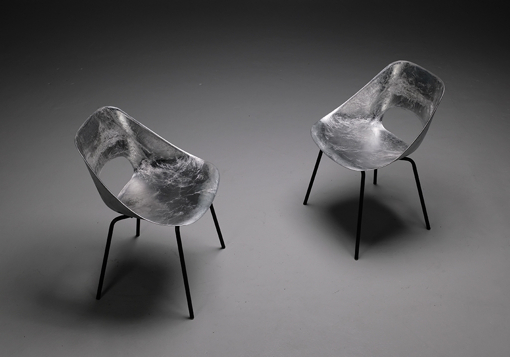 Chaises Aluminium par Pierre Guariche : Vue plongeante sur les chaises tulipe, détail sur l’assise