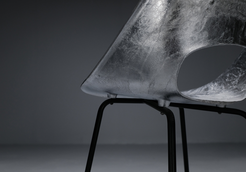 Chaises Aluminium par Pierre Guariche : Vue détaillée de l’arrière de l’une des chaises