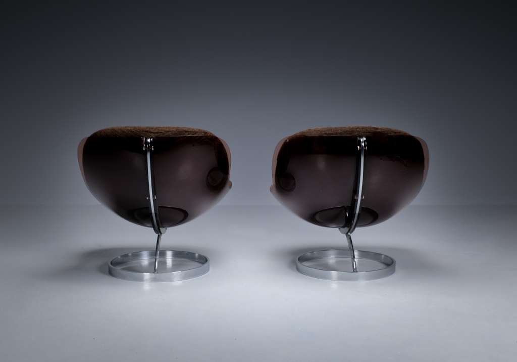 Sphere low chairs by Boris Tabacoff: view of the two back chairs