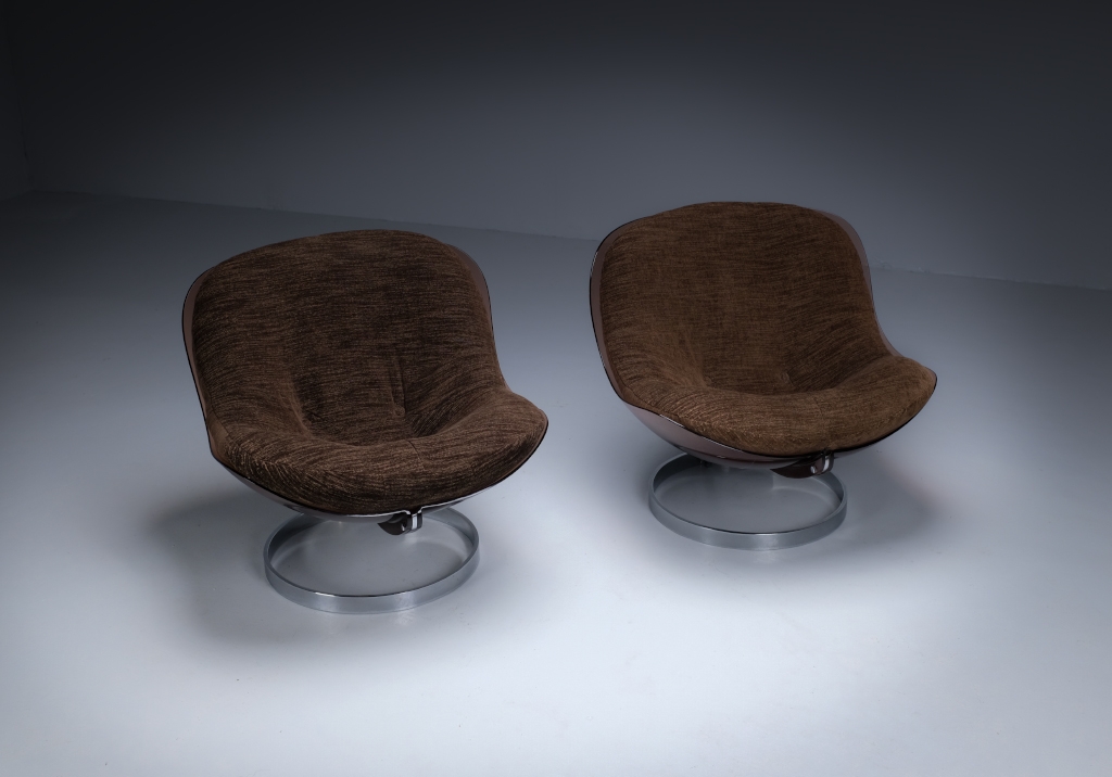 Sphere low chairs by Boris Tabacoff: view of the cushions of the two low chairs