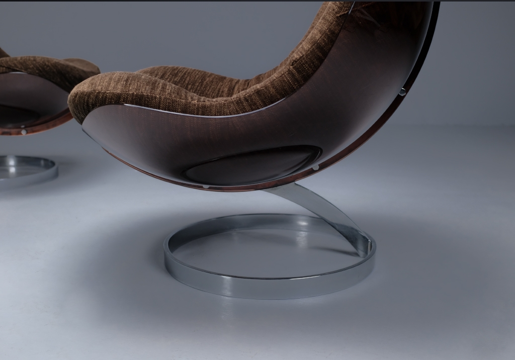 Sphere low chairs by Boris Tabacoff: detailed view of the plexiglass shell and the chrome finish