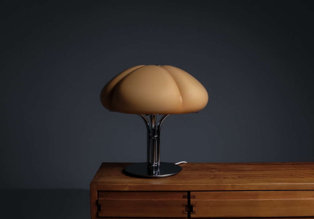 Quadrifoglio Lamp Edited by Guzzini: view of the unlit lamp, the beige color of its lampshade stands out against the colder glow of its chromed base