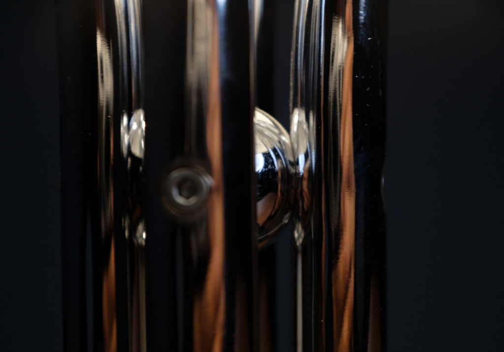 Quadrifoglio Lamp Edited by Guzzini: detail of one of the chrome balls on the base