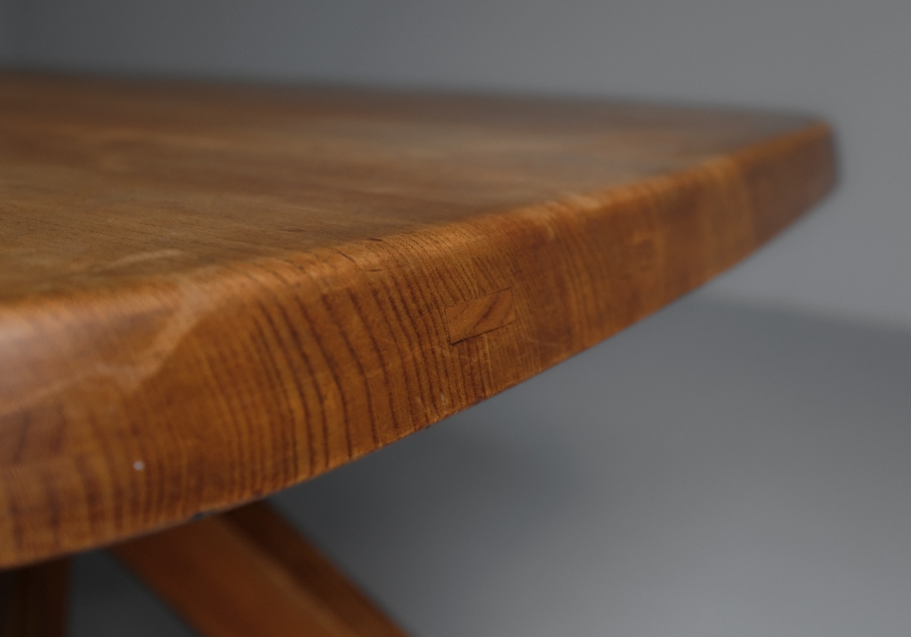 T35B table by Pierre Chapo: close up to wood joints