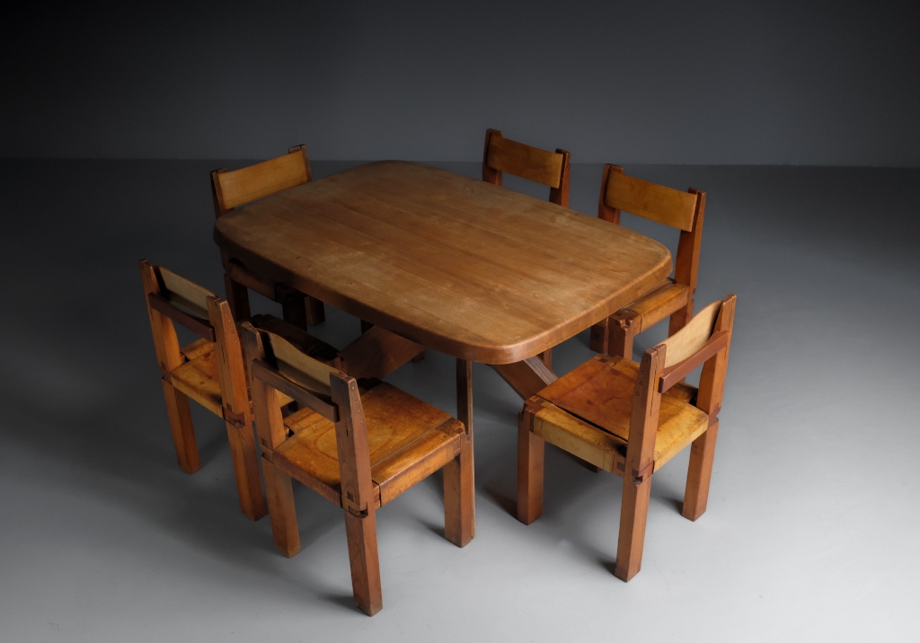 Table T35B par Pierre Chapo :  vu plongeant, ensemble avec 6 chaises S11 pour remarquer la taille de cette table