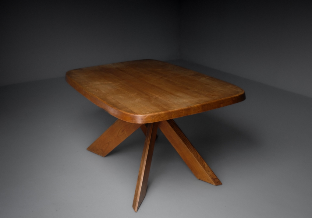 Table T35B par Pierre Chapo :  vu d'angle droit, details sur la patine et clavettes du bois