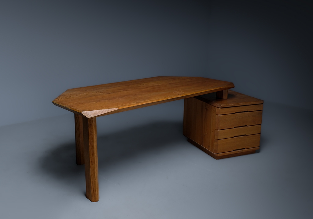 B40 Desk: diagonal desk overview