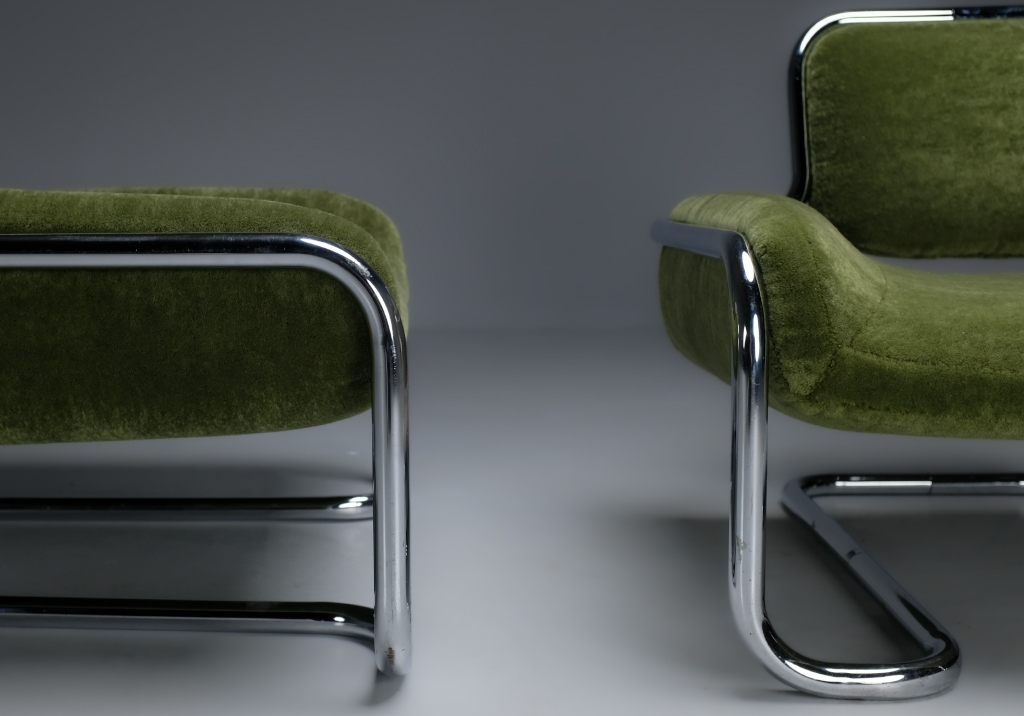 Lemon Sole Lounge Chairs by Kwok Hoï Chan: details of the chrome structures of both armchairs