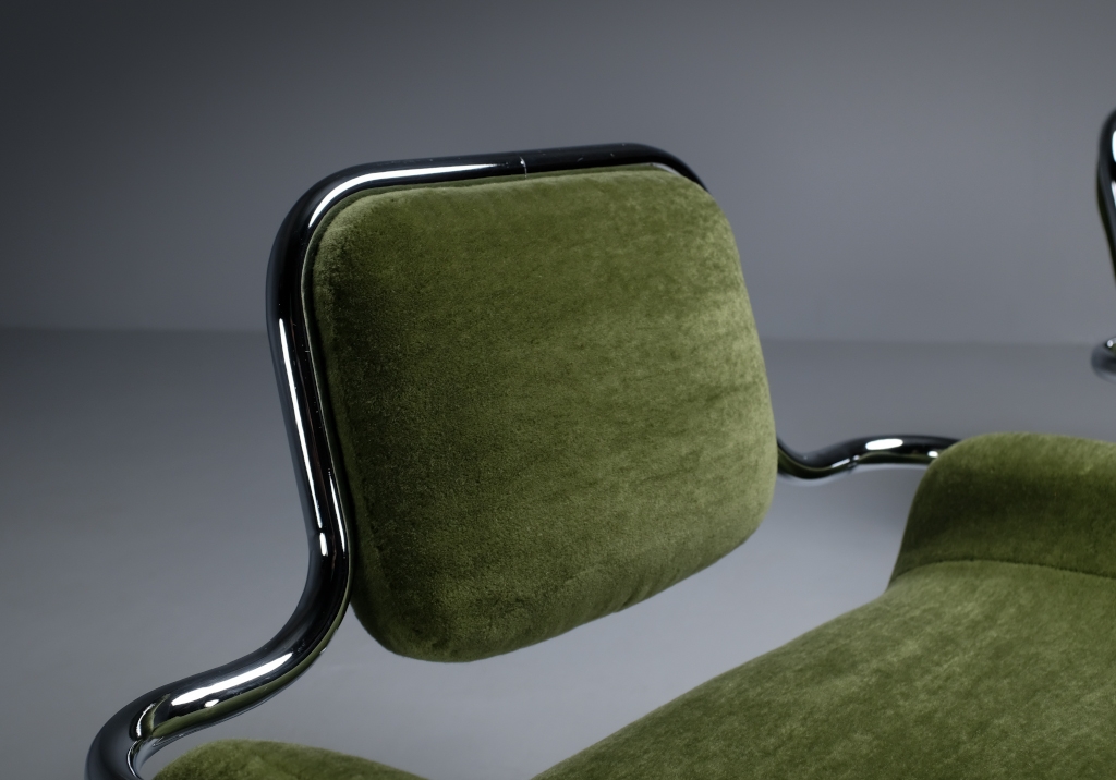 Lemon Sole Lounge Chairs by Kwok Hoï Chan: details of the backrest, we can appreciate the richness of the Pierre Frey mohair velvet