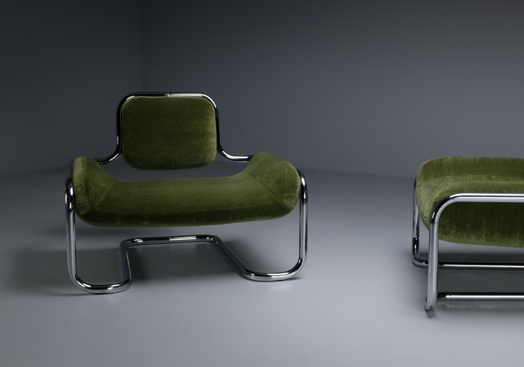 Fauteuils Limande par Kwok Hoï Chan : Un des fauteuils, on peut apprécier le contraste entre la structure chromée et le mohair Pierre Frey