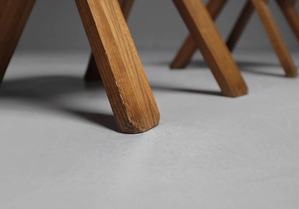Pierre Chapo S45 chairs : details of the patina on the feet