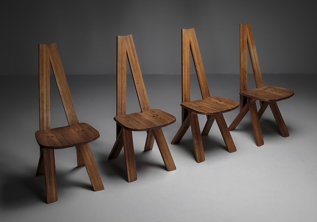 Chaises S45 par Pierre Chapo : Vue d’ensemble plongeante des chaises, toutes de face