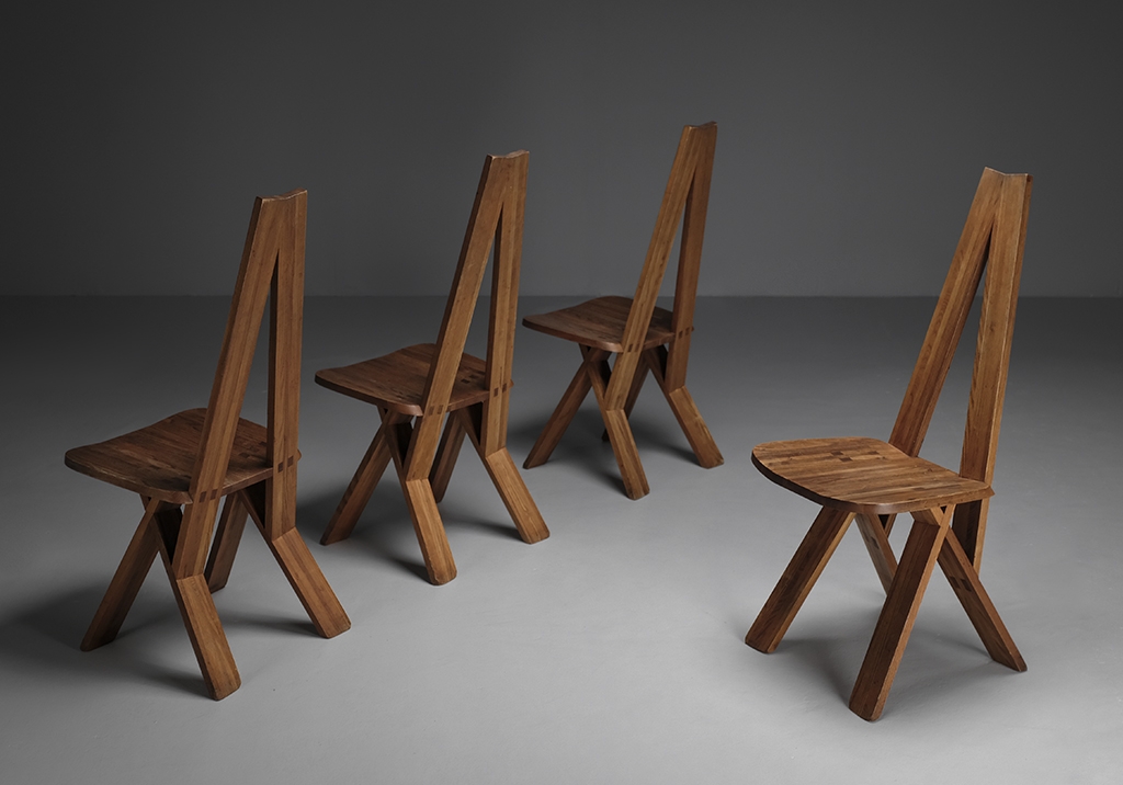 Chaises S45 par Pierre Chapo : Vue d’ensemble des chaises, 3 sont de dos, une de face