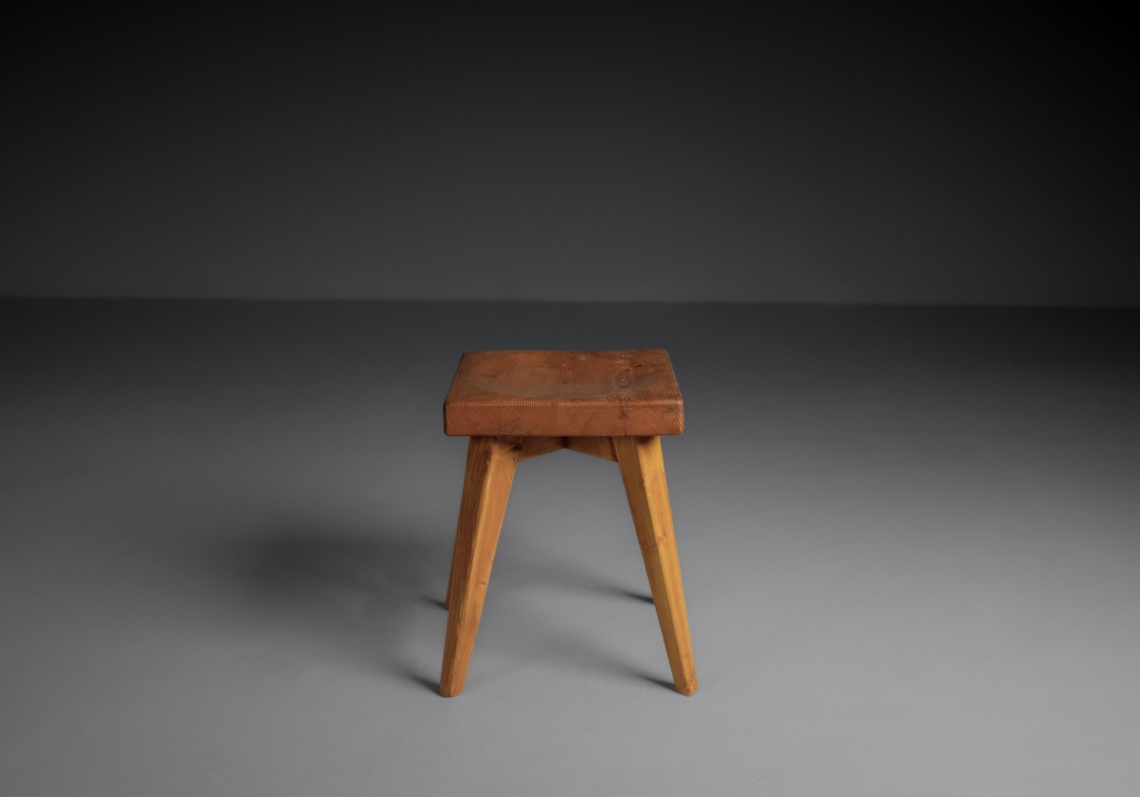 Pine stool by Christian Durupt: seen from the front, you can see the curved seat