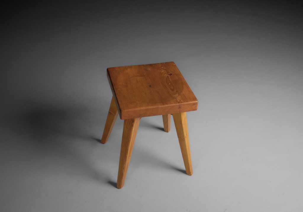 Pine stool by Christian Durupt: bird's eye view, details of the patina of the seat