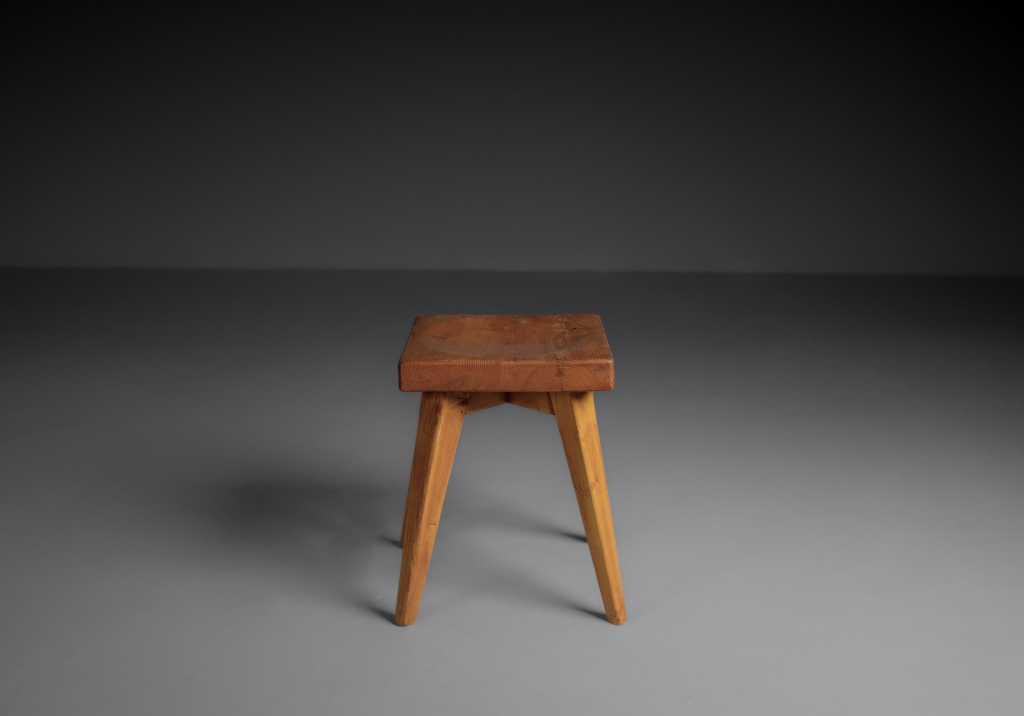 Tabouret en pin de Christian Durupt : vue frontale, on apercoit l'assise incurvé