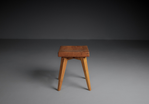 Tabouret en pin de Christian Durupt : vue frontale, on apercoit l'assise incurvé