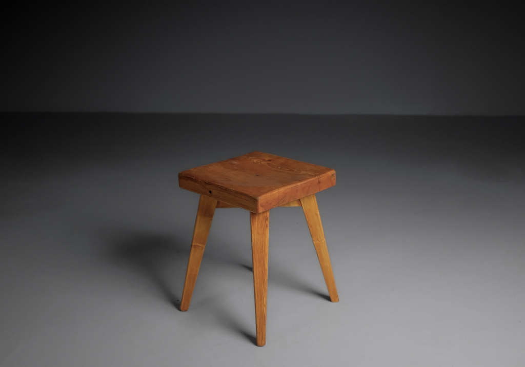 Tabouret en pin de Christian Durupt : vue de l'angle droit, details de la patine aux pieds