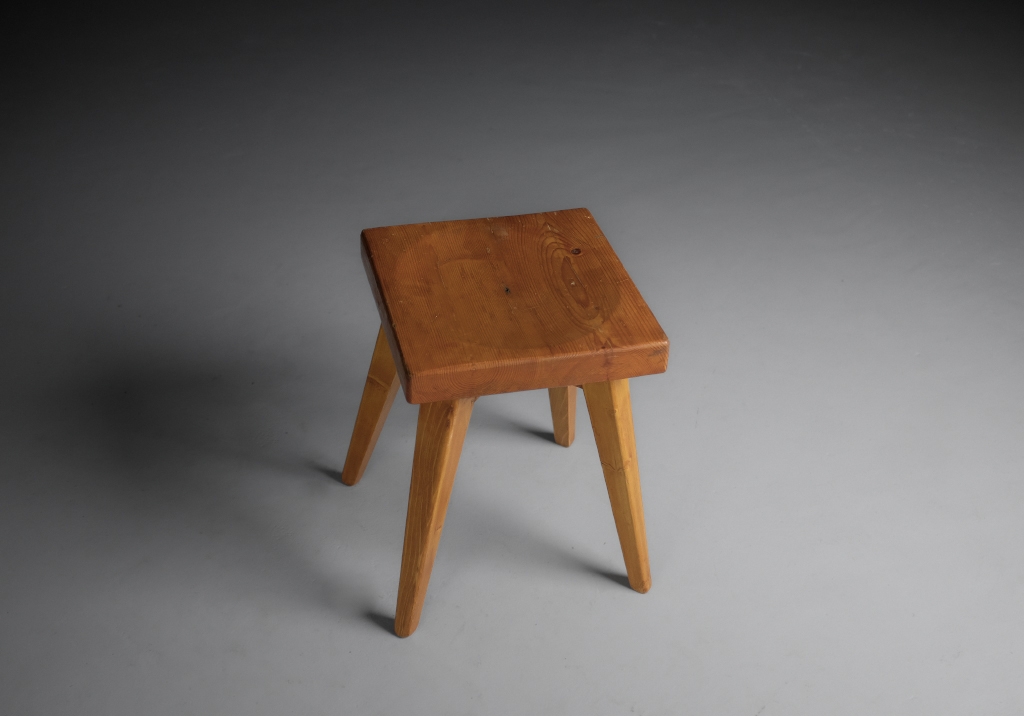 Tabouret en pin de Christian Durupt : vue plongeante, details de la patine de l'assise