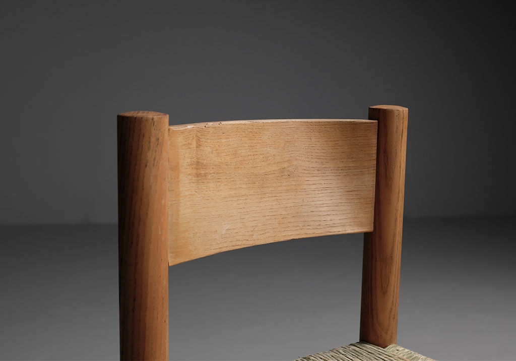Chaise Méribel de Charlotte Perriand : Vue rapprochée, détail sur le bois du dossier de la chaise