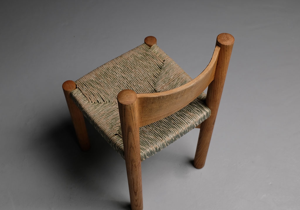 Chaise Méribel de Charlotte Perriand : Vue plongeante, rapprochée, détail sur le dos du dossier et l’assise paillée de la chaise