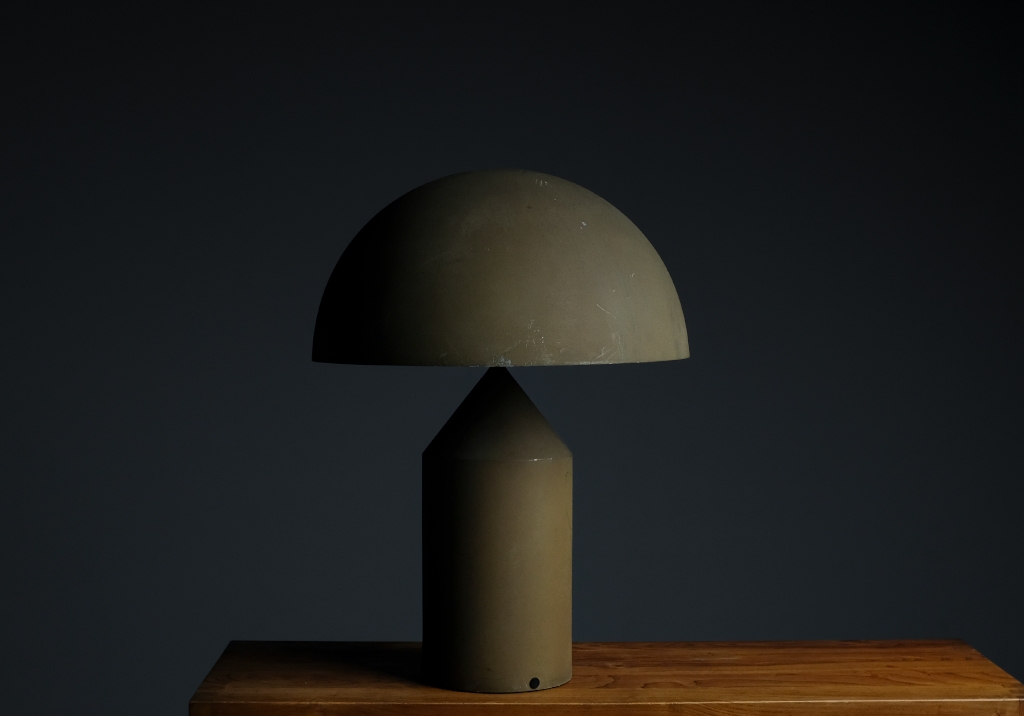 Atollo table lamp: view of the lamp turned off in a dimly lit environment