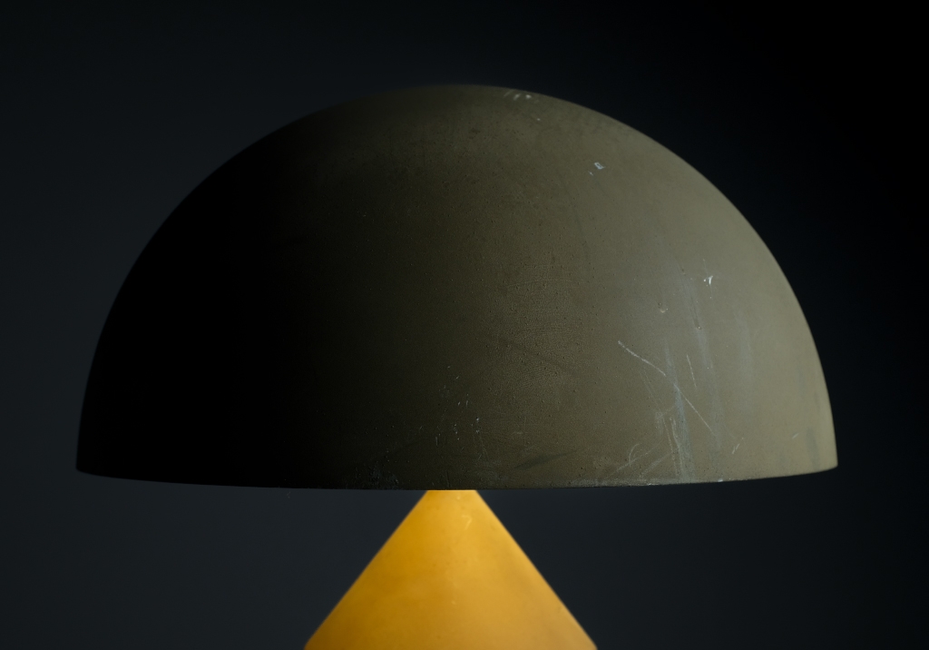 Atollo table lamp: lamp seen from the front, detail on the lampshade