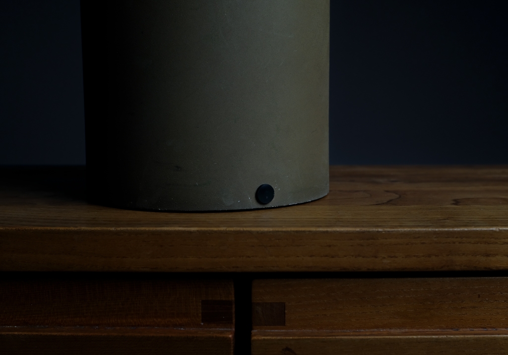 Atollo table lamp: detail of the base