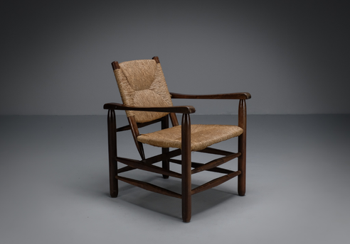 Fauteuil paillé Charlotte Perriand : Fauteuil vu de face, on peut apprécier la structure des barres verticales et horizontales qui lui donnent forme