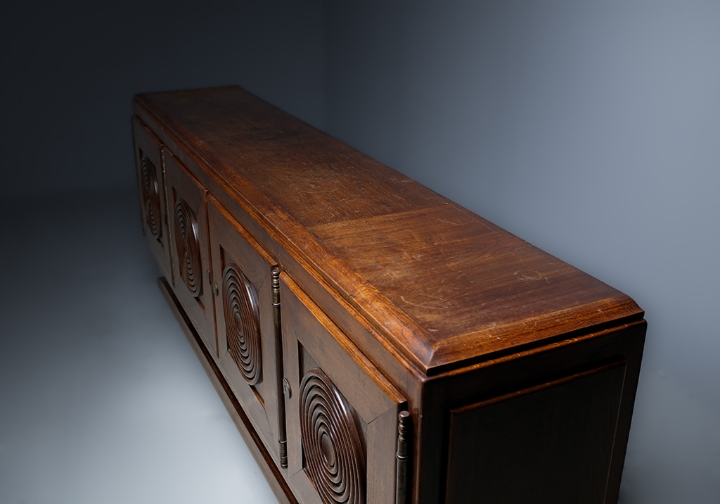 Art Deco Sideboard: diagonal overview of the sideboard
